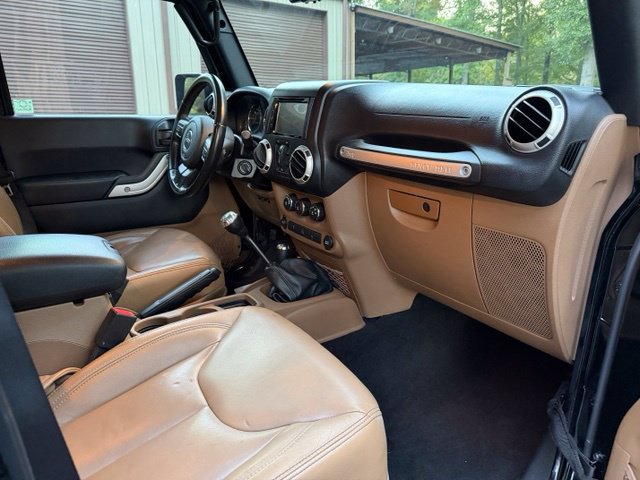 Used 2015 Jeep Wrangler Unlimited Rubicon AWD/4WD image 3