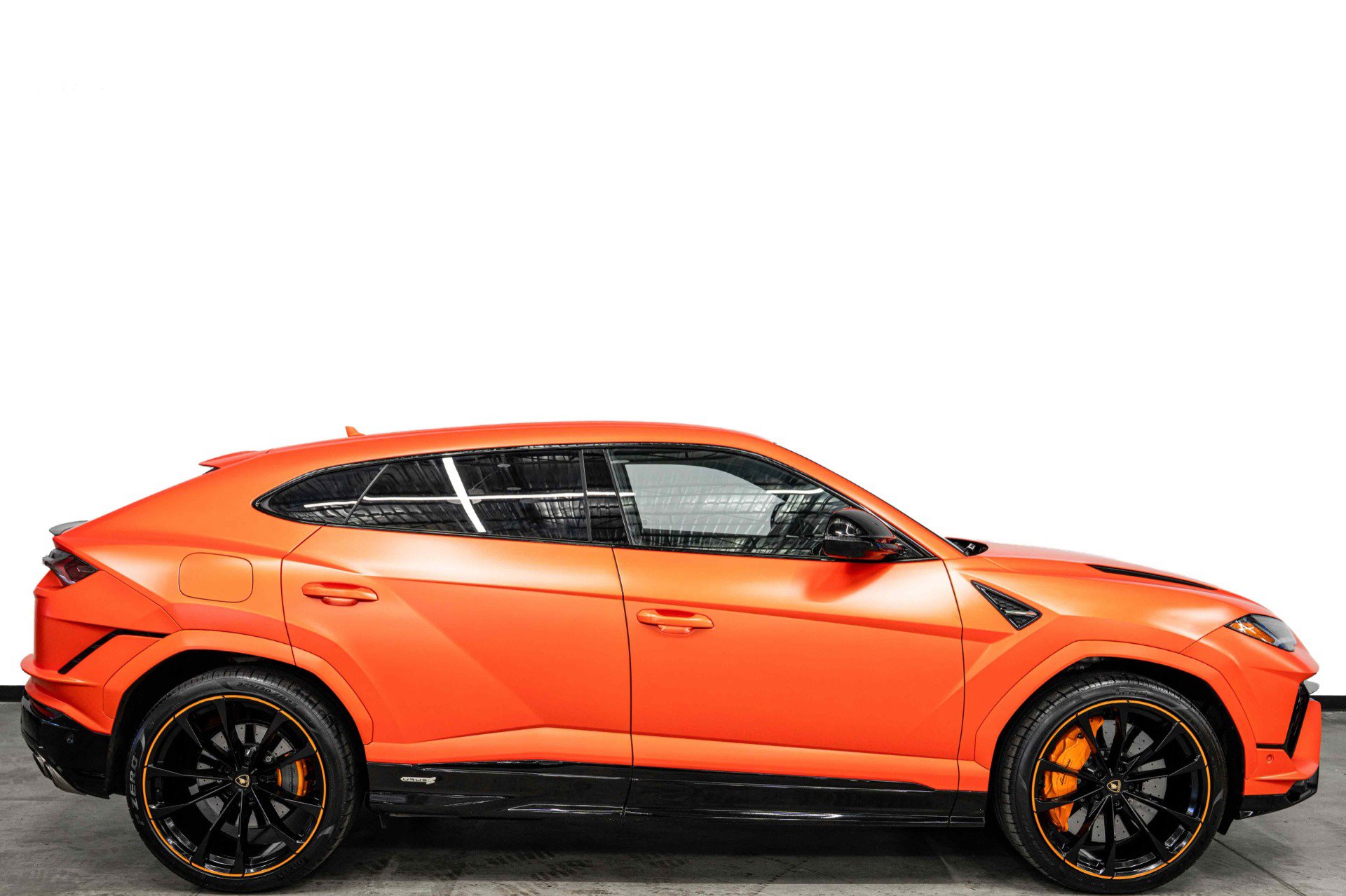 Used 2024 Lamborghini Urus S AWD/4WD image 2