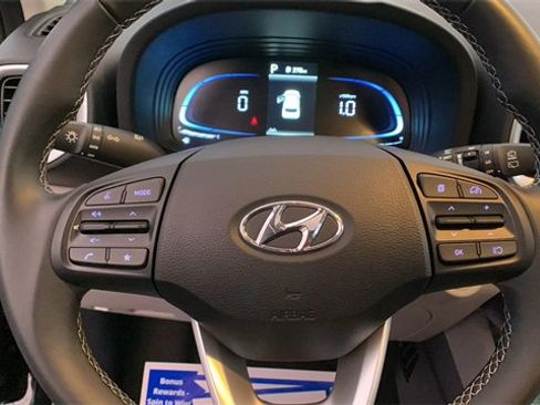 Certified 2025 Hyundai Venue SEL image 16