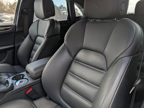 Certified 2025 Porsche Macan AWD/4WD image 5