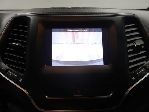 Used 2019 Jeep Cherokee Latitude w/ Popular Appearance Group image 27