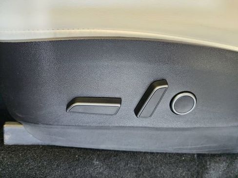 Used 2022 Tesla Model Y Long Range AWD/4WD image 13