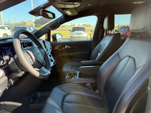 Used 2025 Chrysler Pacifica Select image 12