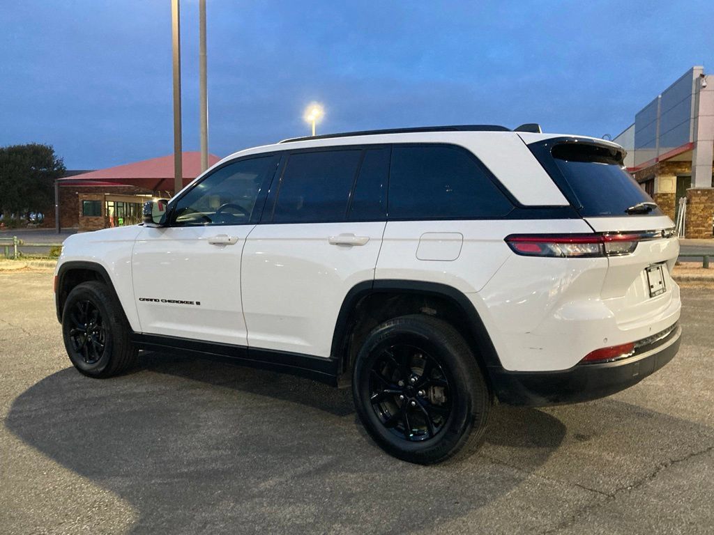Used 2024 Jeep Grand Cherokee Altitude RWD image 7