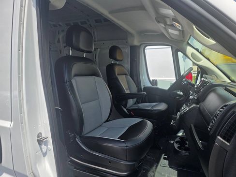 Used 2025 RAM ProMaster 2500 w/ Convenience Group FWD image 9