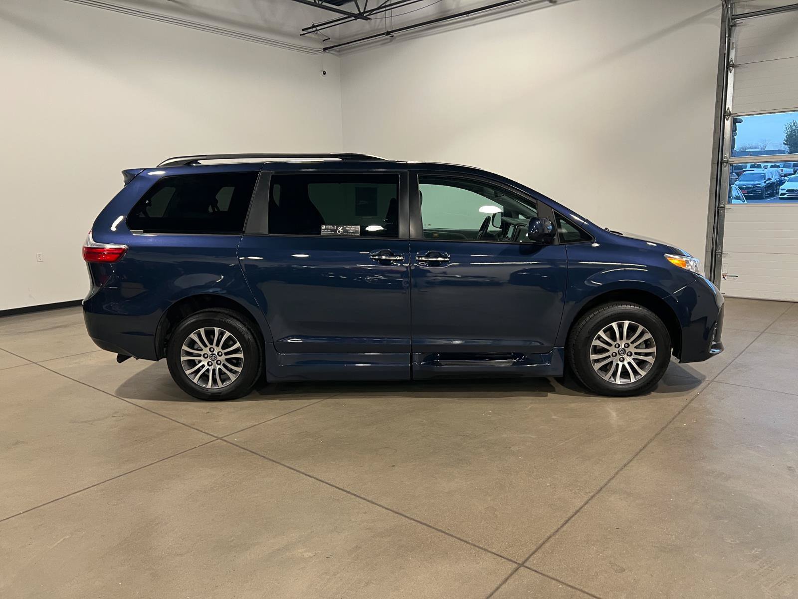 Used 2018 Toyota Sienna XLE w/ XLE Navigation Package FWD image 2