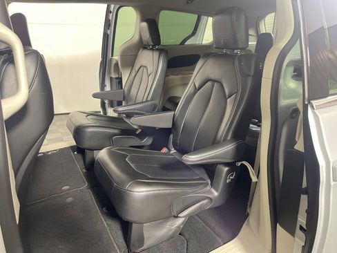 Used 2024 Chrysler Pacifica Touring-L image 18