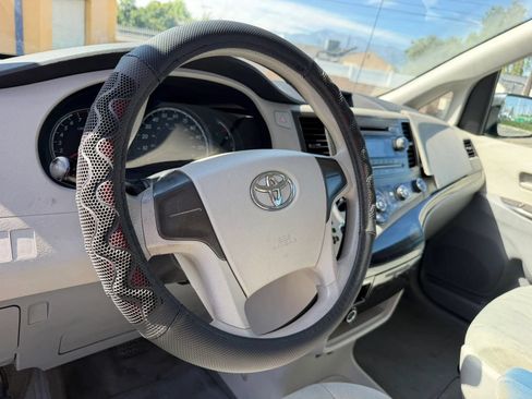 Used 2011 Toyota Sienna w/ Towing Pkg FWD image 11