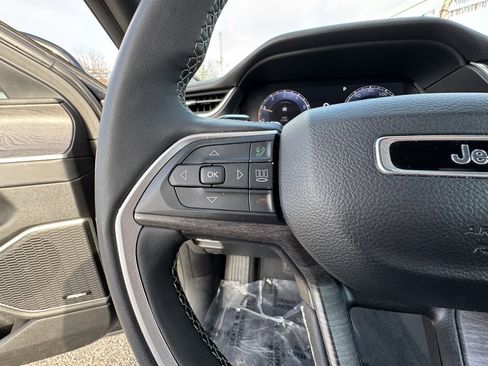 Used 2024 Jeep Grand Cherokee Limited w/ Luxury Tech Group II image 23