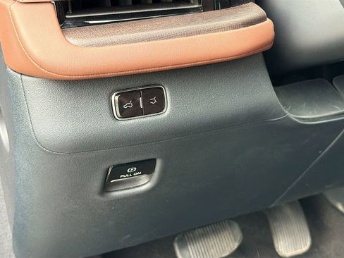 Used 2025 Lincoln Navigator Reserve image 10