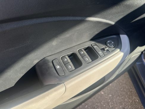 Used 2025 Hyundai Venue SEL FWD image 9
