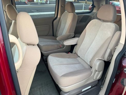 Used 2012 Kia Sedona LX image 29