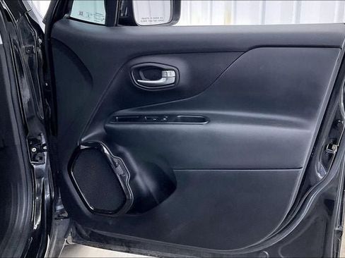 Used 2017 Jeep Renegade Altitude FWD image 21