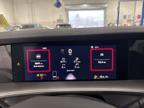 Certified 2025 Volkswagen Tiguan SE image 8