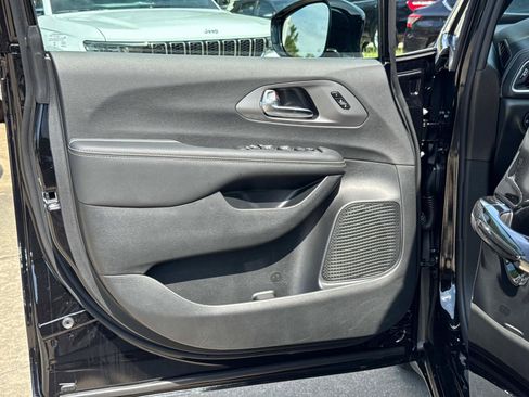 New 2025 Chrysler Pacifica Select FWD image 17