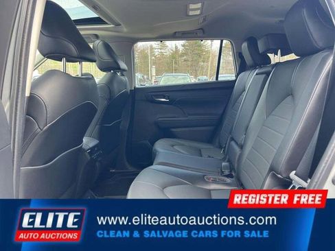 Used 2021 Toyota Highlander XLE AWD/4WD image 16