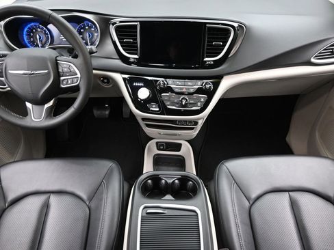 Used 2024 Chrysler Pacifica Touring-L image 15