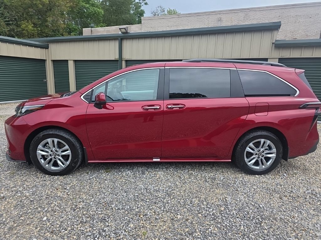 Certified 2026 Toyota Sienna XLE FWD image 3
