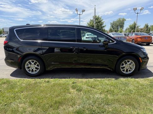 Used 2025 Chrysler Pacifica Select FWD image 6