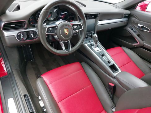 Certified 2019 Porsche 911 Targa 4S image 17