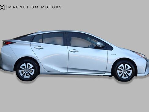 Used 2017 Toyota Prius Two FWD image 3