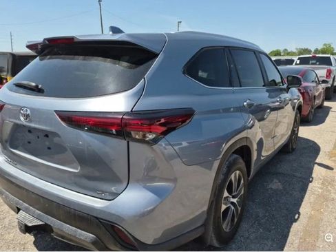 Used 2024 Toyota Highlander XLE FWD image 2