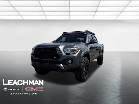 Used 2017 Toyota Tacoma TRD Off-Road AWD/4WD image 8