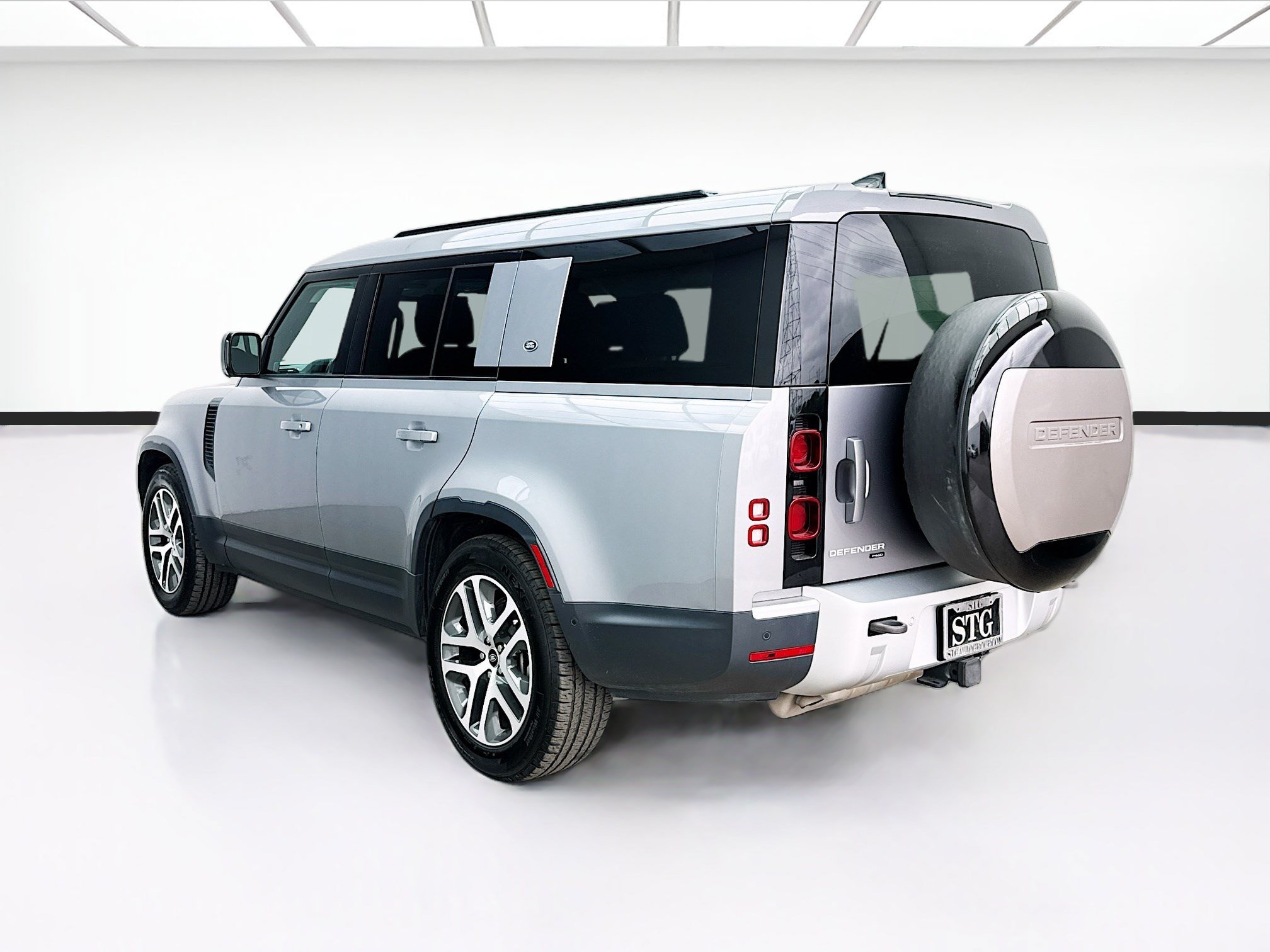 Used 2023 Land Rover Defender 130 SE AWD/4WD image 6
