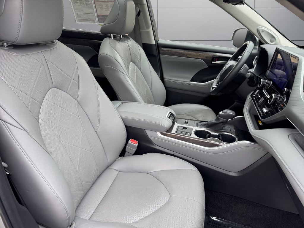Used 2024 Toyota Highlander Platinum AWD/4WD image 17