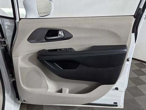 Used 2021 Chrysler Pacifica Touring-L FWD image 35