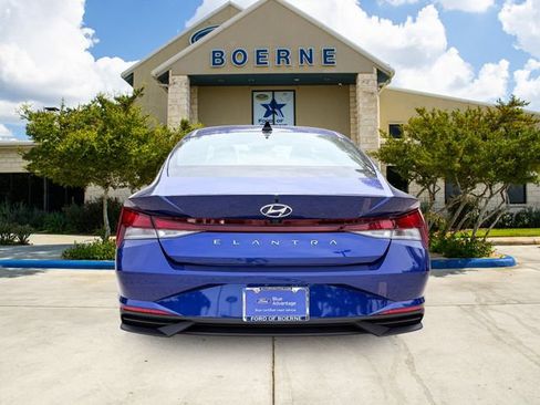 Used 2023 Hyundai Elantra SEL FWD image 3