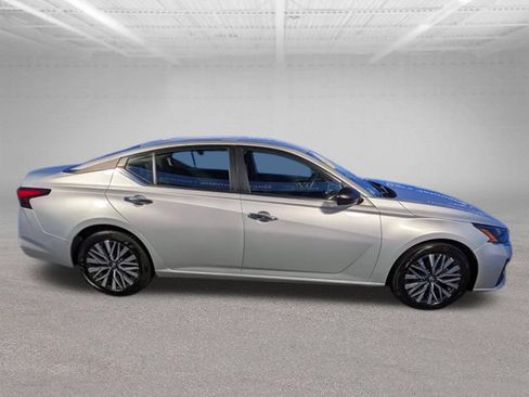 Used 2024 Nissan Altima 2.5 SV FWD image 4