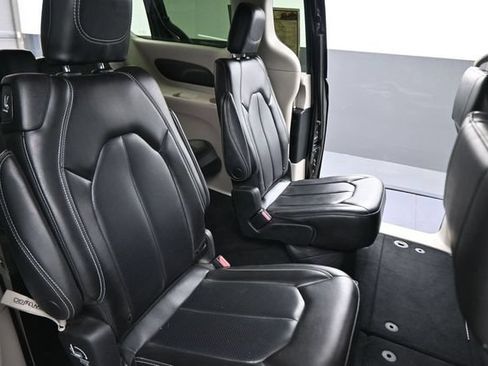 Used 2023 Chrysler Pacifica Touring-L FWD image 22