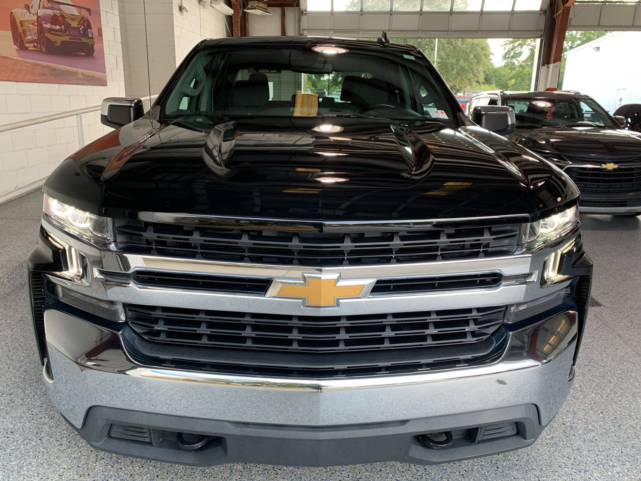 Used 2022 Chevrolet Silverado 1500 LT AWD/4WD image 2