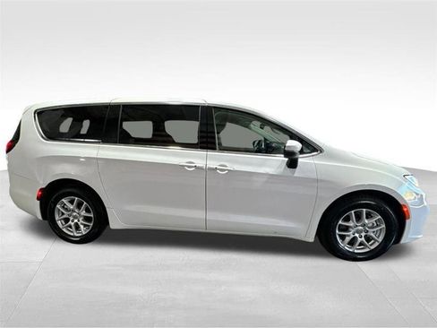 Used 2023 Chrysler Pacifica Touring-L FWD image 4