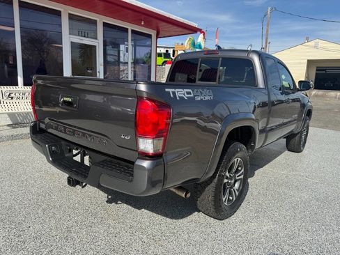 Used 2017 Toyota Tacoma TRD Sport image 11