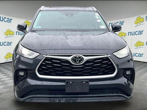 Used 2023 Toyota Highlander XLE AWD/4WD image 2