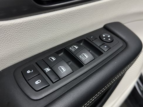 Used 2023 Chrysler Pacifica Touring-L FWD image 12