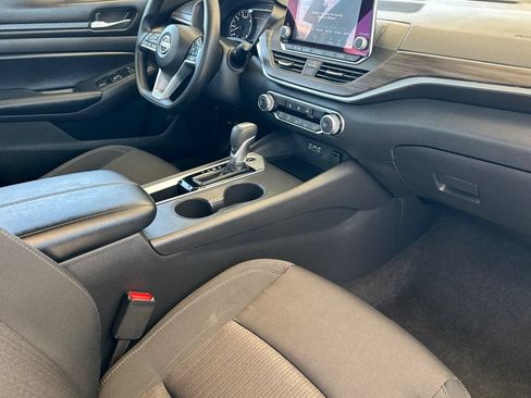 Used 2025 Nissan Altima 2.5 SV FWD image 15