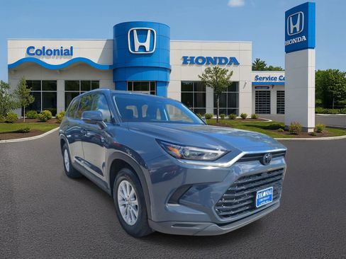 Used 2024 Toyota Grand Highlander XLE image 2