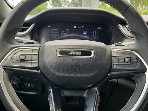 Used 2023 Jeep Grand Cherokee Laredo AWD/4WD image 20