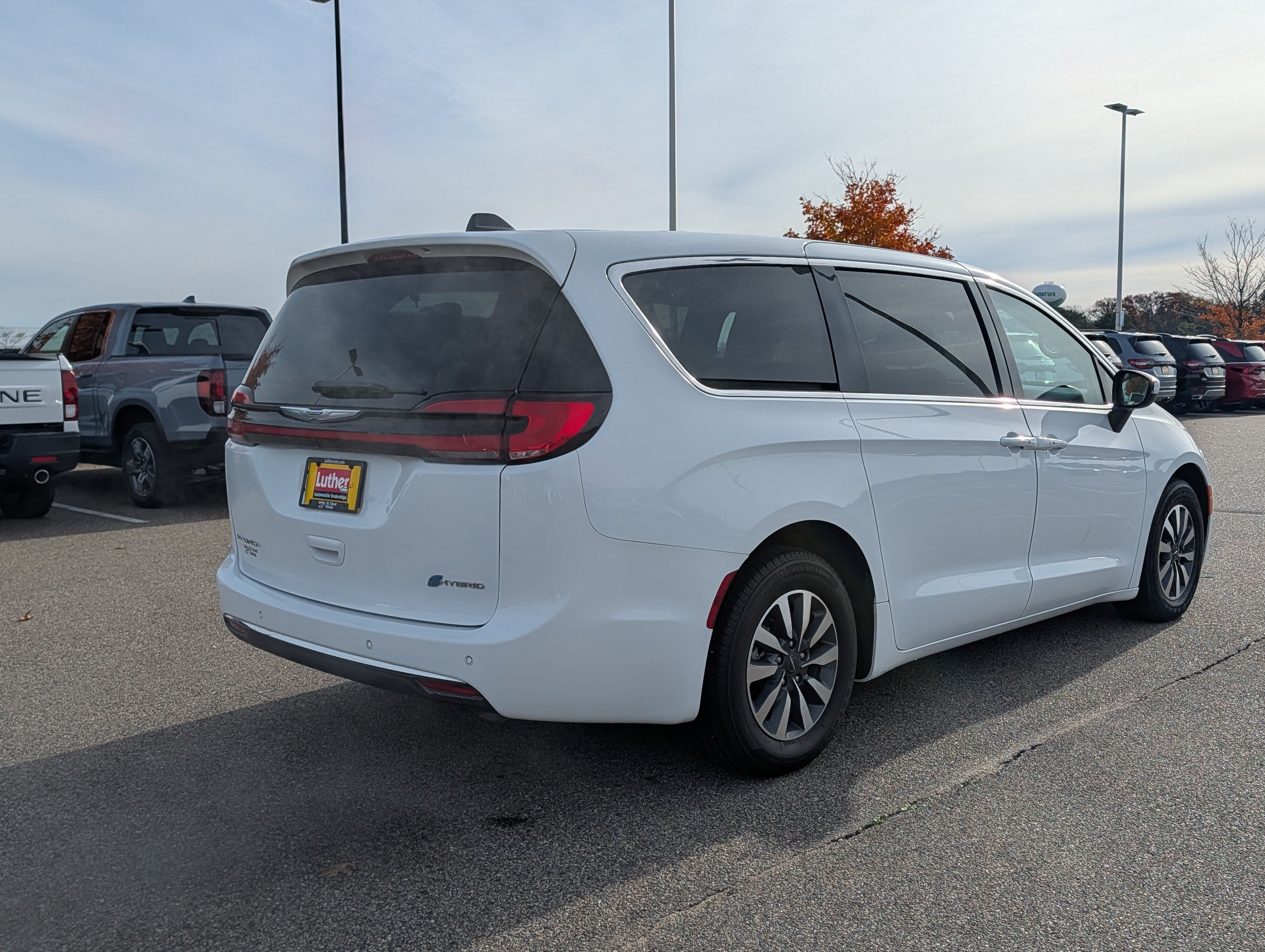 Used 2023 Chrysler Pacifica Touring-L FWD image 7