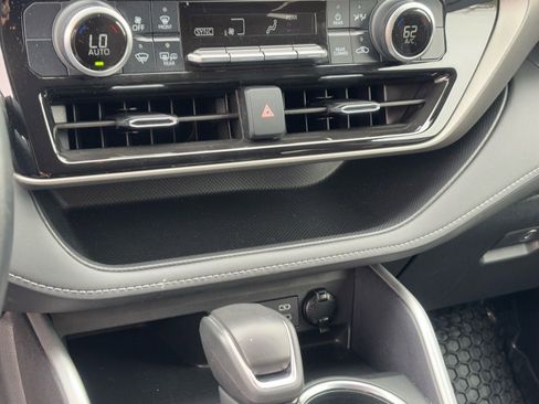 Used 2024 Toyota Highlander LE FWD image 26