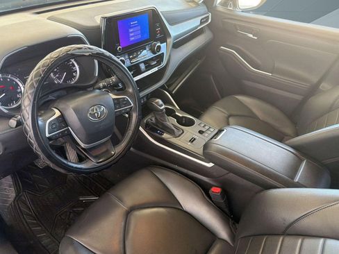 Used 2024 Toyota Highlander XLE image 4