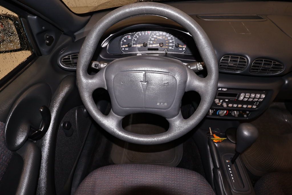 Used 2002 Pontiac Sunfire SE w/ Sun & Sound Pkg FWD image 16