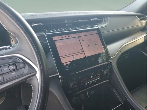 Used 2024 Jeep Grand Cherokee Limited w/ Black Appearance Package image 26