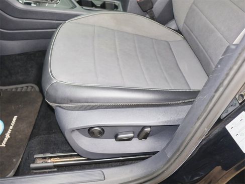 Certified 2022 Volkswagen Taos SE w/ Panoramic Sunroof Package image 13