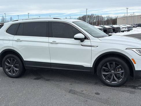 Used 2022 Volkswagen Tiguan SE image 3