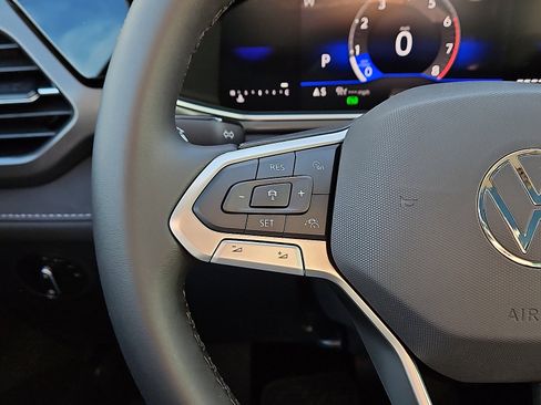 New 2026 Volkswagen Taos SE image 17