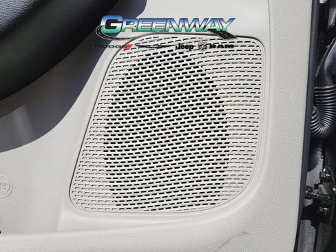 Used 2023 Chrysler Pacifica Touring-L FWD image 18